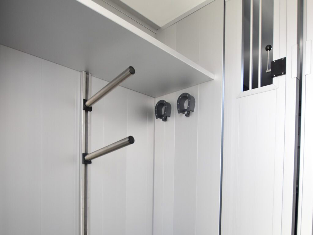 Zadelkamer Met Zadelhangers En Hoofdstelhaken Sport Xl 1 Scaled Aspect Ratio 4 3